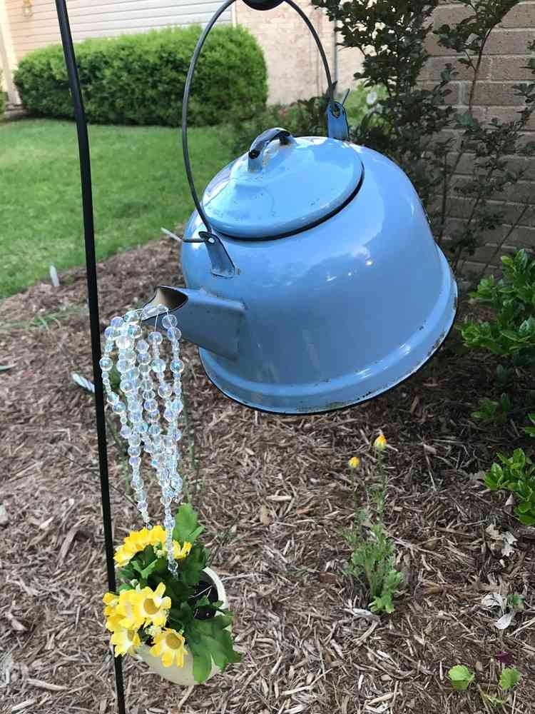 17 creative recycling ideas using old teapots to decorate the garden ...